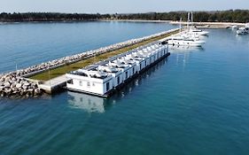 The Sea Lodges Novigrad - Bootshaus Floating Sea House
